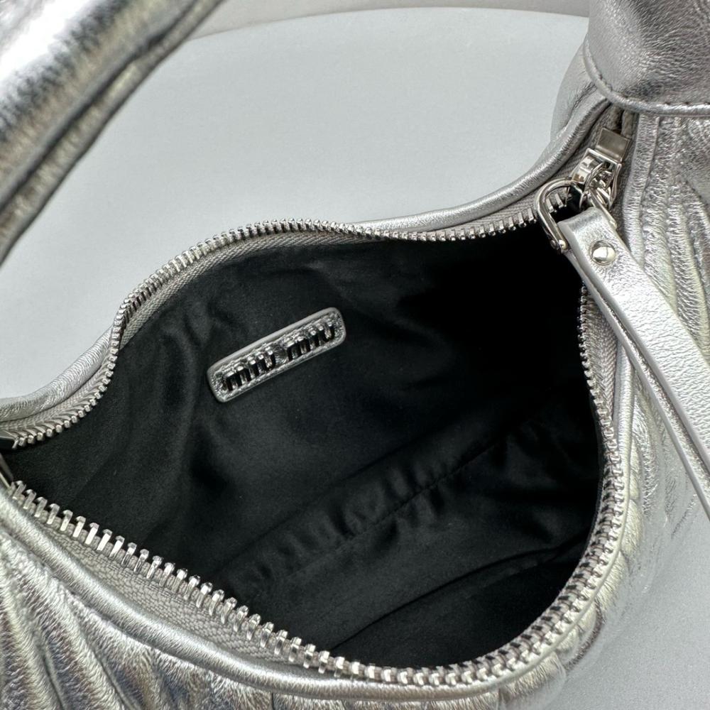 Miu Miu hand bag Wander Silver 20 cm حقيية ميو ميو هاند باج واندر فضي