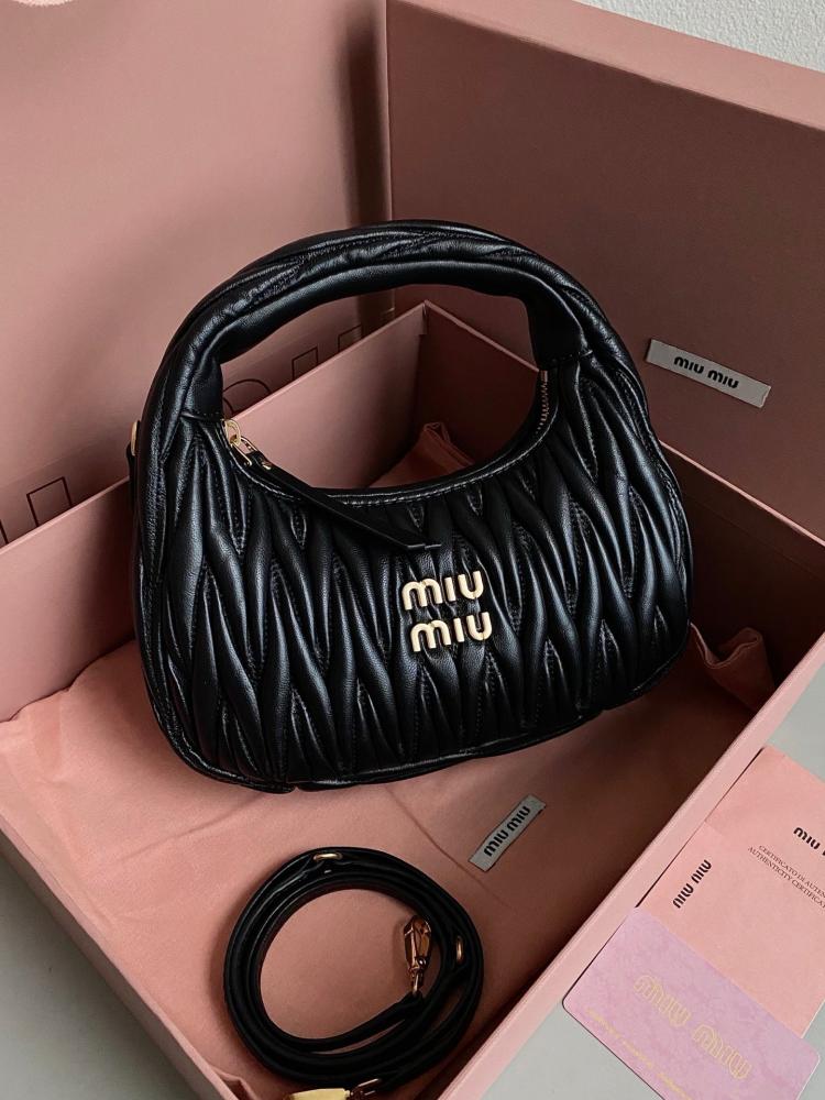 Miu Miu hand bag Wander Black 20 cm حقيية ميو ميو هاند باج واندر اسود
