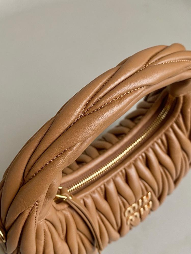 Miu Miu hand bag Wander Brown 20 cm حقيية ميو ميو هاند باج واندر بني