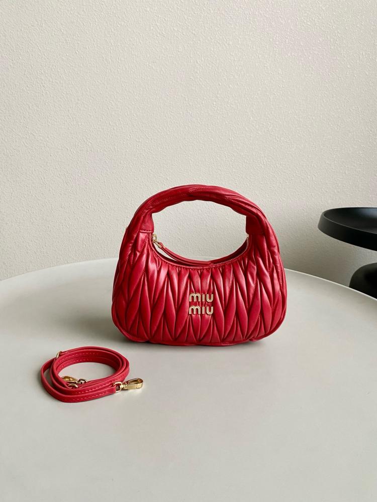 Miu Miu hand bag Wander Red 20 cm حقيية ميو ميو هاند باج واندر احمر