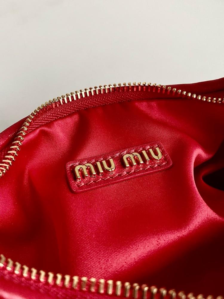 Miu Miu hand bag Wander Red 20 cm حقيية ميو ميو هاند باج واندر احمر