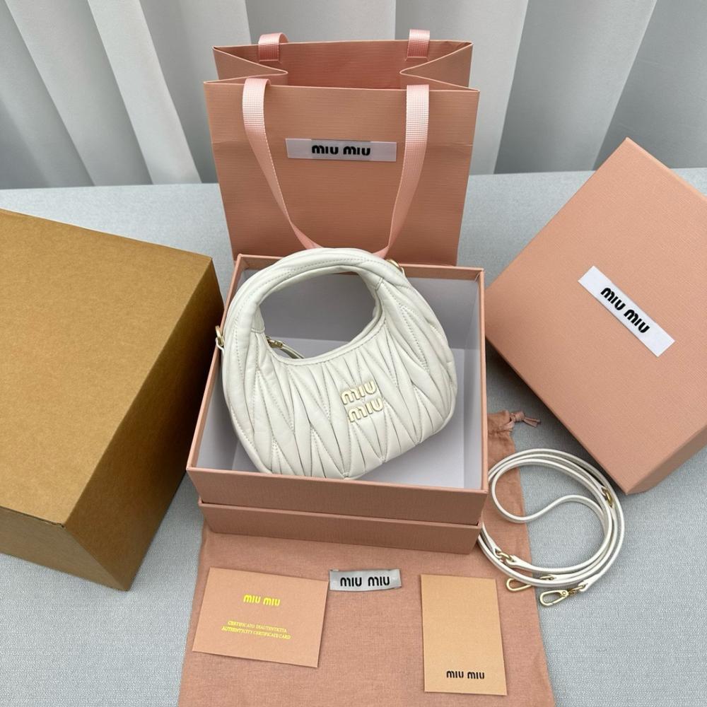 Miu Miu hand bag Wander White 20 cm حقيية ميو ميو هاند باج واندر ابيض