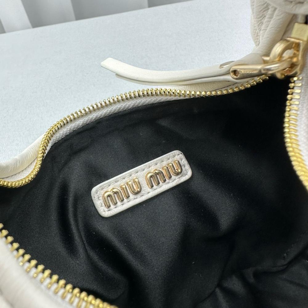 Miu Miu hand bag Wander White 20 cm حقيية ميو ميو هاند باج واندر ابيض
