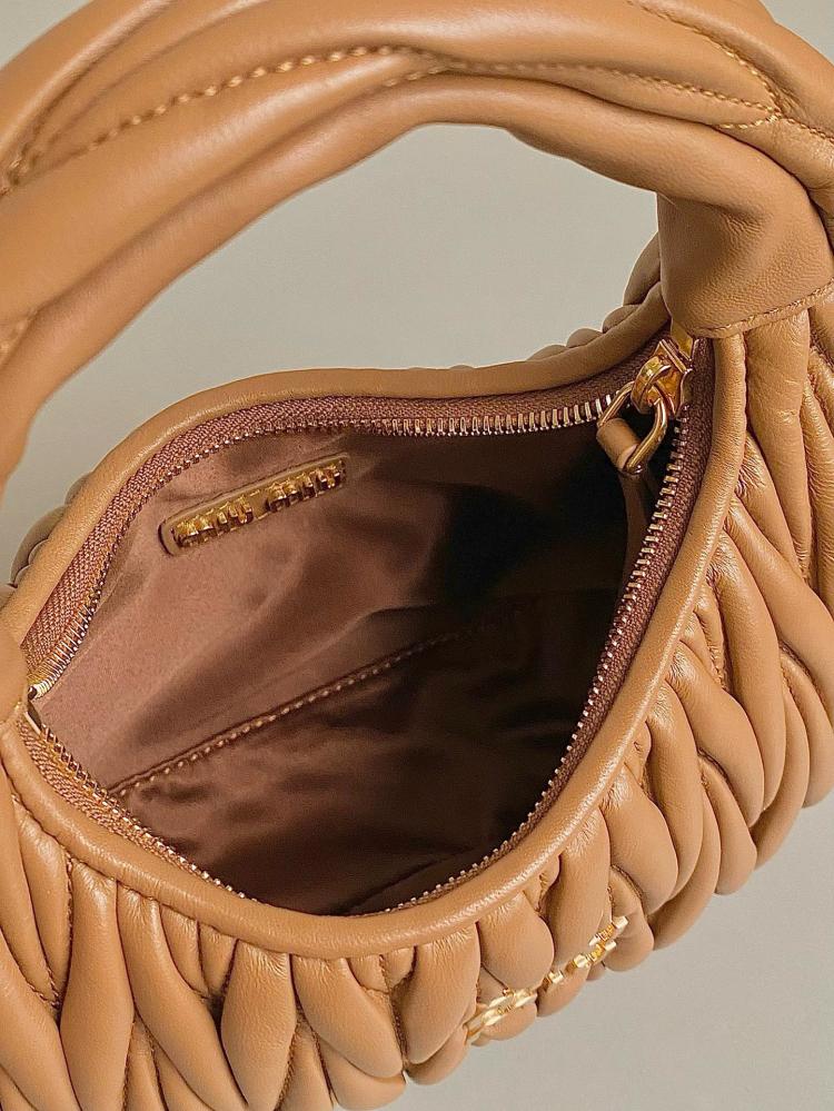 Miu Miu hand bag Wander Brown 20 cm حقيية ميو ميو هاند باج واندر بني