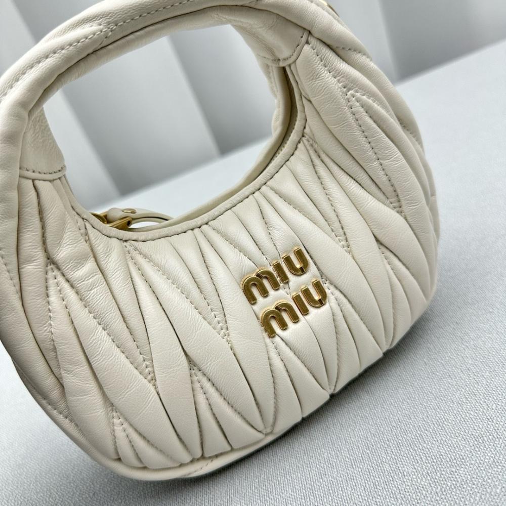 Miu Miu hand bag Wander White 20 cm حقيية ميو ميو هاند باج واندر ابيض