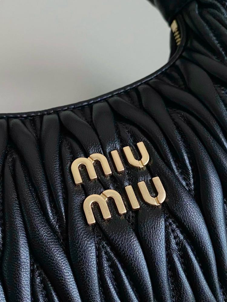 Miu Miu hand bag Wander Black 20 cm حقيية ميو ميو هاند باج واندر اسود