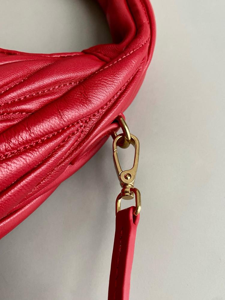 Miu Miu hand bag Wander Red 20 cm حقيية ميو ميو هاند باج واندر احمر