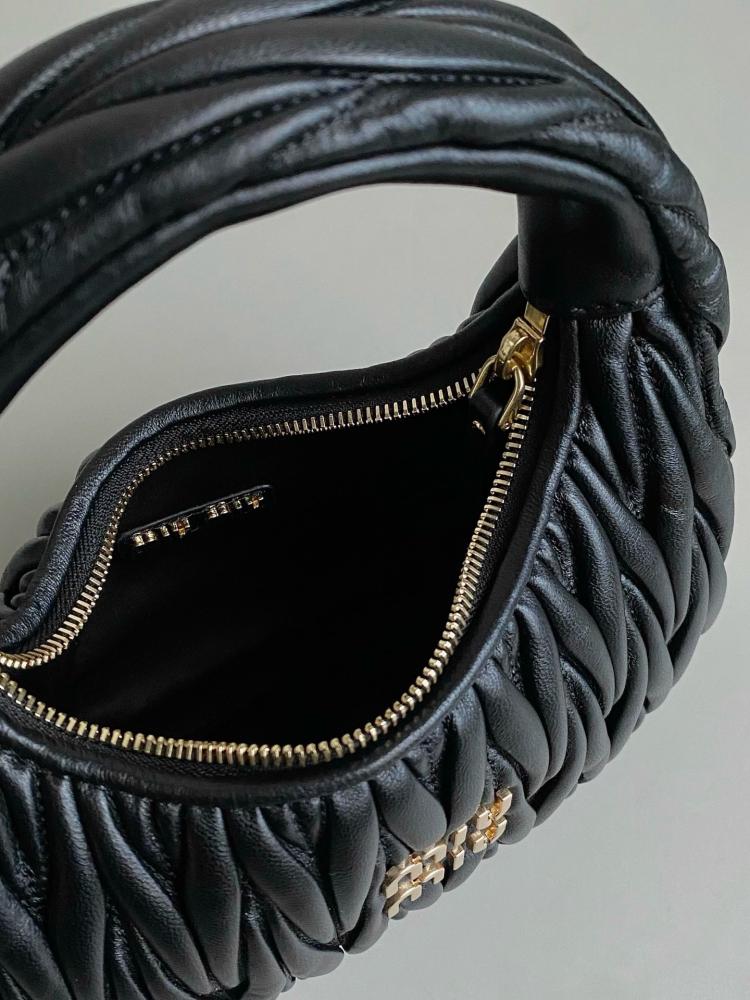 Miu Miu hand bag Wander Black 20 cm حقيية ميو ميو هاند باج واندر اسود