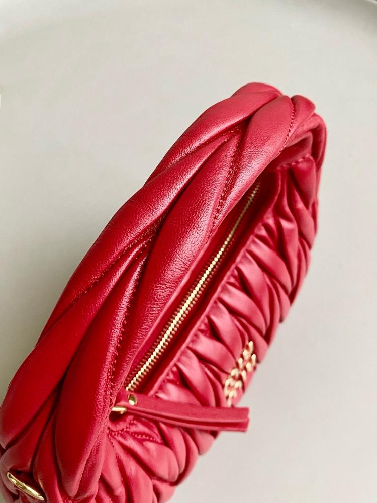 Miu Miu hand bag Wander Red 20 cm حقيية ميو ميو هاند باج واندر احمر