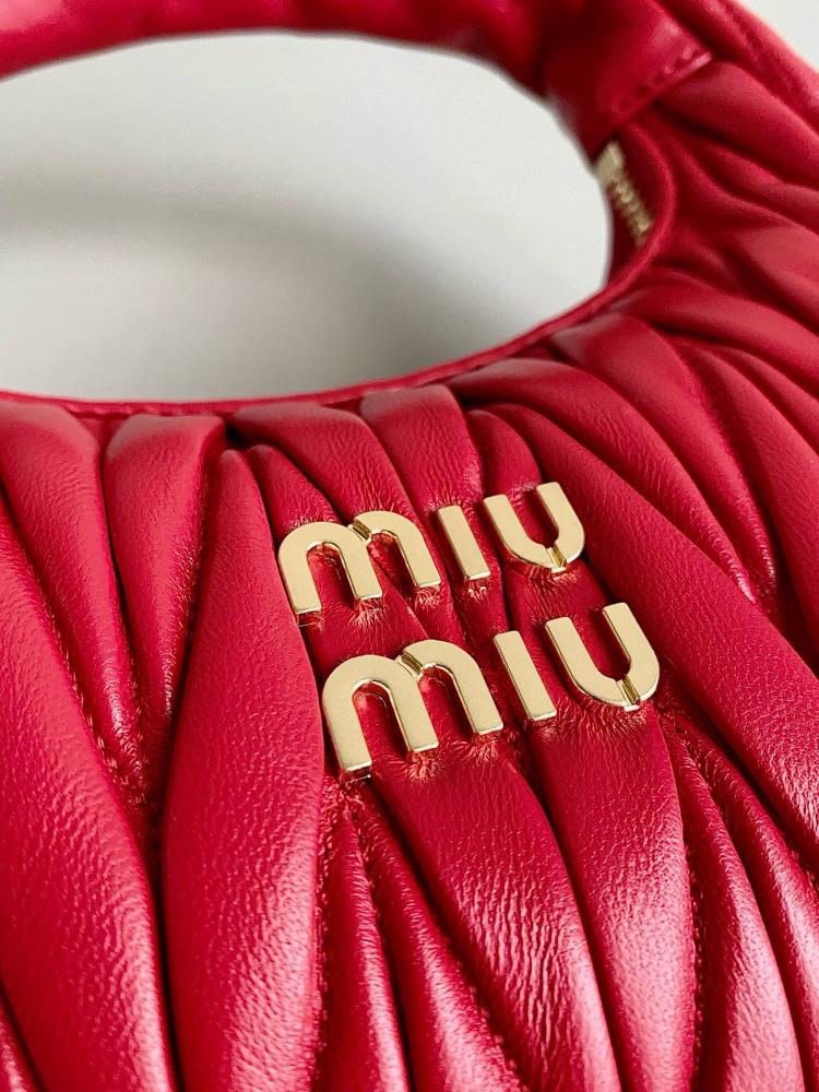 Miu Miu hand bag Wander Red 20 cm حقيية ميو ميو هاند باج واندر احمر