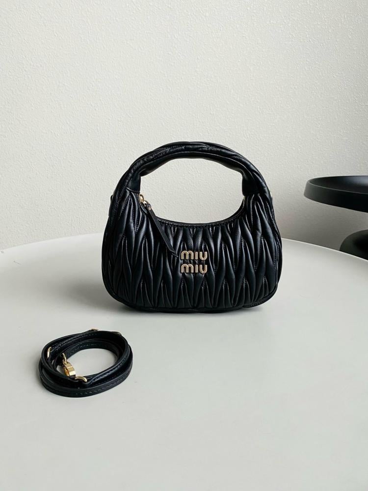 Miu Miu hand bag Wander Black 20 cm حقيية ميو ميو هاند باج واندر اسود